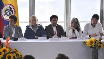 Colombian government delegation members Rodrigo Botero, from right, Maria Pizarro, Ivan Danilo Rueda, Otty Patino and Ivan Cepeda during peace negotiations at the Humboldt Hotel in Caracas, Venezuela, on Monday, Nov. 21, 2022. Caracas hosts Colombia's peace negotiations to end nearly 60 year war with rebel group ELN. Photographer: Matias Delacroix/Bloomberg