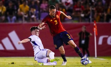 Rafa Marín se va de un rival en un España-Escocia de la Sub-21 en el pasado parón de selecciones. 