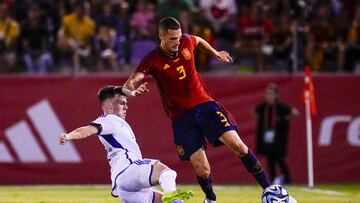 Rafa Marín se va de un rival escocés en un partido de la sub-21.