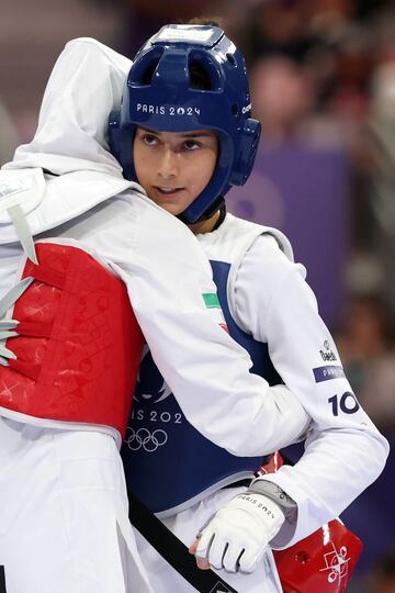 ¡Sorpresón en el Grand Palais! La iraní Nozmatzadeh ha conseguido derrotar a Adriana Cerezo por 0-2 y 2-7. La española cae en cuartos de final en un combate realmente duro.