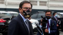 Peru&#039;s President Martin Vizcarra addresses the media outside Congress as he faces a second impeachment trial over corruption allegations, in Lima, Peru November 9, 2020. REUTERS/Sebastian Castaneda