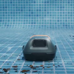 Adiós a la suciedad en la piscina: así es el robot limpiafondos que arrasa en Amazon