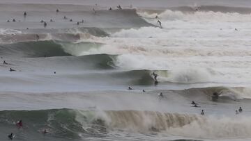 Una ola tras otra, con muchos surfistas en el agua, en Superbank (Gold Coast, Australia), el 1 de marzo del 2022.