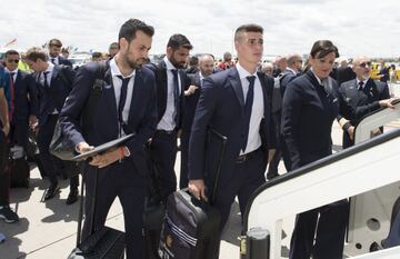 Salida de la Selección del aeropuerto Adolfo Suárez en Madrid. Sergio Busquets y Kepa Arrizabalaga.