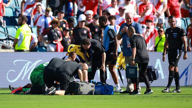 Susto en la Copa América: un linier se desmaya en pleno partido