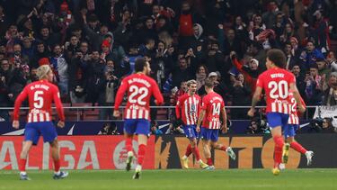 Griezmann celebra con Marcos Llorente el 1-0.