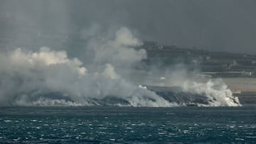 GRAFCAN3984. TAZACORTE (LA PALMA) (ESPA&Ntilde;A), 29/09/2021.-- La colada del volc&aacute;n de La Palma, que lleg&oacute; al mar la pasada noche, al mar por el acantilado de Los Guirres en la costa de Tazacorte, sigue avanzando formado un delta de lava. 