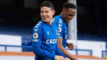 James Rodríguez y Yerry Mina en un partido del Everton en la Premier League