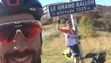 Thomas de Gendt y Tim Wellens posan en la cima del Grand Ballon en los Vosgos en la tercera jornada de su traves&iacute;a de Lombard&iacute;a a B&eacute;lgica.