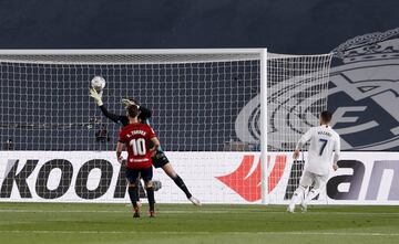 Ocasión de gol. Parada de Sergio Herrera tras el remate de Eden Hazard.