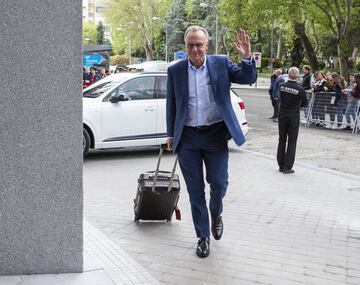 Rummenigge llega al hotel en Madrid.  
