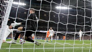 Lunin detiene una clara ocasi¨®n ante Hugo Duro.