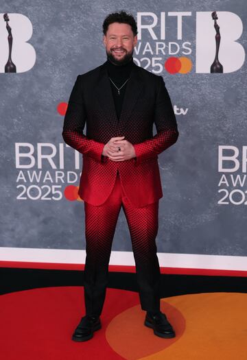 Calum Scott posa en la alfombra de los Brit Awards 2025.