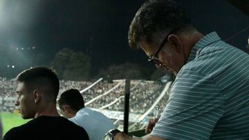 Juan Carlos Osorio presenciando el partido entre Olimpia y Libertad por la fecha 9 de la Liga Paraguaya