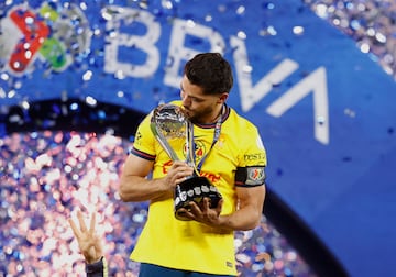 Soccer Football - Liga MX - Final - Second Leg - Monterrey v America - Estadio BBVA, Monterrey, Mexico - December 15, 2024 America's Henry Martin kisses the trophy after winning the championship of Liga MX for the third time, first since 1985 REUTERS/Antonio Ojeda