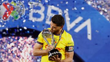 Soccer Football - Liga MX - Final - Second Leg - Monterrey v America - Estadio BBVA, Monterrey, Mexico - December 15, 2024 America's Henry Martin kisses the trophy after winning the championship of Liga MX for the third time, first since 1985 REUTERS/Antonio Ojeda