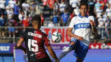 Futbol, Universidad Cat&Atilde;&sup3;lica vs Deportes Antofagasta.
 Fecha 30, campeonato nacional 2021.
 El jugador de Universidad Cat&Atilde;&sup3;lica Diego Valencia, derecha, disputa  el bal&Atilde;&sup3;n contra Nicolas Demartini de Deportes Antofagas