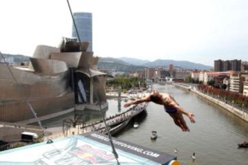 El clavadista checo Michal Navratil durante los entrenamientos para las finales del 'Red Bull Cliff Diving 2015' de Bilbao, ante el Museo Guggenheim de la capital vizcaína. 