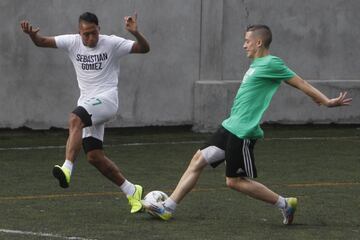 La cancha sintética Villa del Socorro, del barrio Andalucía en Medellín, recibió a varios jugadores profesionales de los equipos antioqueños. Sebastián Gómez, Andrés Ricaurte, Neider Moreno, Daniel Muñoz, entre muchos más.