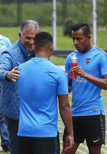 Carlos Quieroz se reune con Sebastián Villa y Frank Fabra en el entrenamiento de Boca Juniors en la ciudad de Bogotá