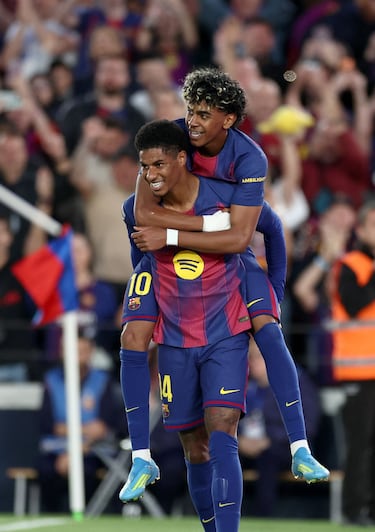 Marcus Rashford celebra con Lamine Yamal el 4-1 al Espanyol. 