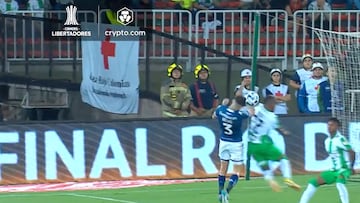 Sin embargo, el locutor de la Conmebol dice que se equivocaron y el defensor de Nacional no cometió falta.