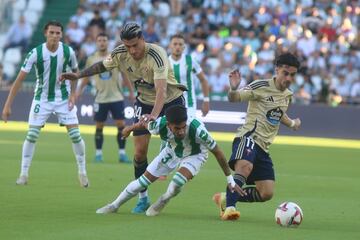 Calderón pugna con Dorrio por el balón