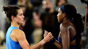 Coco Gauff le da la mano a Lois Boisson tras su partido en Roland Garros.