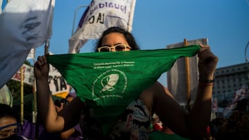 Una mujer sostiene un pa&ntilde;uelo verde en una movilizaci&oacute;n a favor de la legalizaci&oacute;n del aborto en Argentina mientras su aprobaci&oacute;n se debate en el Senado del pa&iacute;s, en Buenos Aires, Argentina, a 29 de diciembre de 2020. El Senado de Argentina ha aprobado la madrugada de este mi&eacute;rcoles la legalizaci&oacute;n y despenalizaci&oacute;n del aborto en el pa&iacute;s, tras varias horas de debate y una votaci&oacute;n muy ajustada en la que finalmente los partidarios del proyecto de ley que permite la interrupci&oacute;n voluntaria del embarazo hasta las 14 semanas han recabado los apoyos necesarios.
 30 DICIEMBRE 2020;ARGENTINA;BUENOS AIRES;AM&Eacute;RICA;AM&Eacute;RICA DEL SUR;ABORTO;LEGALIZACI&Oacute;N;DESPENALIZACI&Oacute;N;DERECHOS;FEMINISMO;LEYES;
 Matias Chiofalo / Europa Press
 30/12/2020