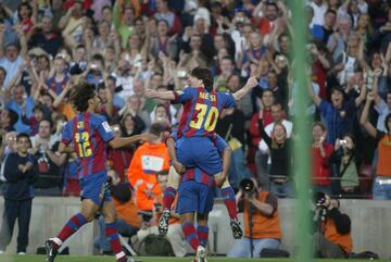 El 1 de mayo de 2005, el jugador argentino marcó su primer gol con el Barcelona en Primera División, fue el 2-0 ante el Albacete en el Camp Nou. En el último minuto del partido, Messi recibió un gran pase de Ronaldinho, esperó la salida de Valbuena y con la zurda puso el balón por encima del portero. En la foto, Messi celebra el gol con sus compañeros. 