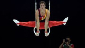Fabián González en una acción de fuerza en las anillas.