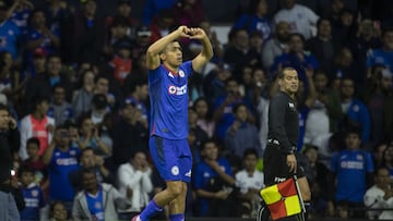 Ángel Sepúlveda festeja uno de sus goles con Cruz Azul