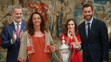 La directora de equipo de la selección femenina de baloncesto Laia Palau (c-i) y el capitán del combinado masculino Rudy Fernández reciben la Copa Barón de Güell de manos del rey Felipe VI y la reina Letizia durante la entrega de los Premios Nacionales del Deporte 2019 y 2020 este lunes en el Palacio Real de El Pardo, en Madrid.