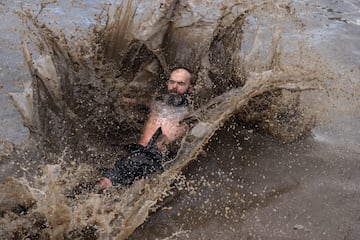 Tough Guy es una prueba extrema en la que los corredores deben superar todo tipo de obstáculos como brasas ardientes, piscinas de lodo, barrizales cubiertos de alambradas, muros y túneles claustrofóbicos.