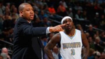 Melvin Hunt junto a Ty Lawson.