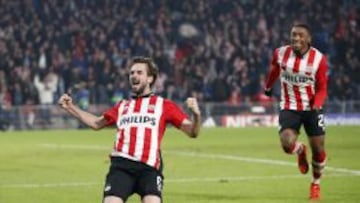 Propper celebra un gol en el Philips stadion.