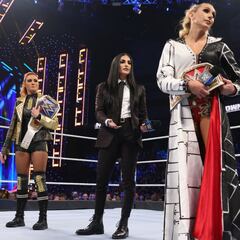 Becky Lynch y Charlotte Flair intercambian sus títulos