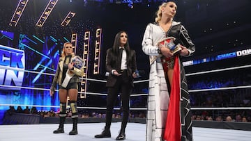 Becky Lynch, Sonya Deville y Charlotte Flair, en SmackDown.