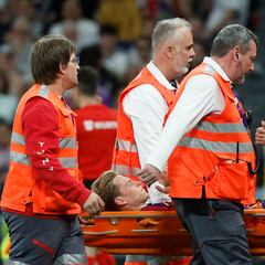 Frenkie de Jong taken off injured in El Clásico