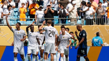 AMDEP7424. CHARLOTTE (ESTADOS UNIDOS), 22/06/2025.- Jugadores del Real Madrid celebran un gol este domingo, durante un partido del Mundial de Clubes entre Real Madrid y Pachuca en el estadio Bank of America de Charlotte (Estados Unidos). EFE/ André Coelho