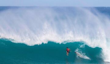 Las paradisiacas playas de Sunset Beach, en Oahu (Hawái), acogen el Hurley World Surf Pro, la segunda cita del Tour del Campeonato de la Liga Mundial de Surf 2023. El campeón mundial de la WSL, el brasileño Gabriel Medina (en la imagen), no logró clasificarse para cuartos de final tras quedar eliminado en la ronda de octavos.