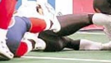 <b>GOLPE MORTAL.</b> Al Lucas recibe un golpe y cae al suelo. Murió poco después.