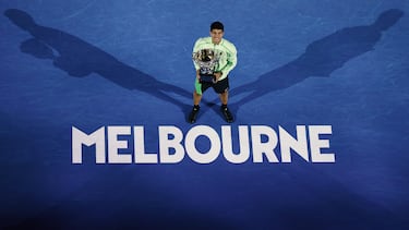 El español Carlos Alcaraz celebra con el trofeo tras ganar el Abierto de Australia individual masculino contra el serbio Novak Djokovic.