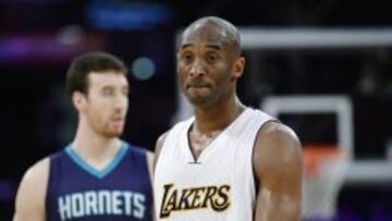 Kobe Bryant, sin respuesta ante los Hornets.
