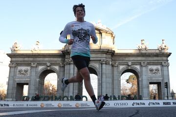 Miles de corredores despiden el año en Madrid en la 50 edición de la San Silvestre Vallecana.