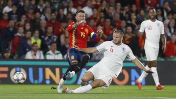 El centrocampista de Inglaterra, Eric Dier, cometiendo falta sobre Sergio Ramos, de Espa&ntilde;a.