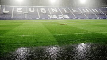 El Estadio Ciudad de Valencia del Levante, completamente encharcado antes del comienzo del partido ante el Rayo Vallecano.