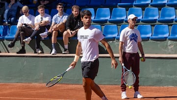 MURCIA, 31/03/2026.- El murciano Carlos Alcaraz, número uno del tenis mundial, durante la sesión de entrenamiento que ha mantenido con Martín Landaluce, este martes en el Real Murcia Club de Tenis1919. EFE/Marcial Guillén