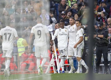 Los jugadores del Real Madrid celebran el 2-0 de Sergio Ramos. 