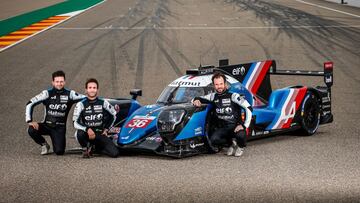 Los pilotos del Alpine con el coche del WEC.